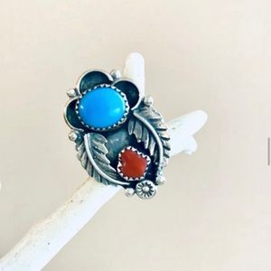 Vintage 1970’s Double Leaf Turquoise & Coral Statement Ring. Size 5. Wt: 8g.